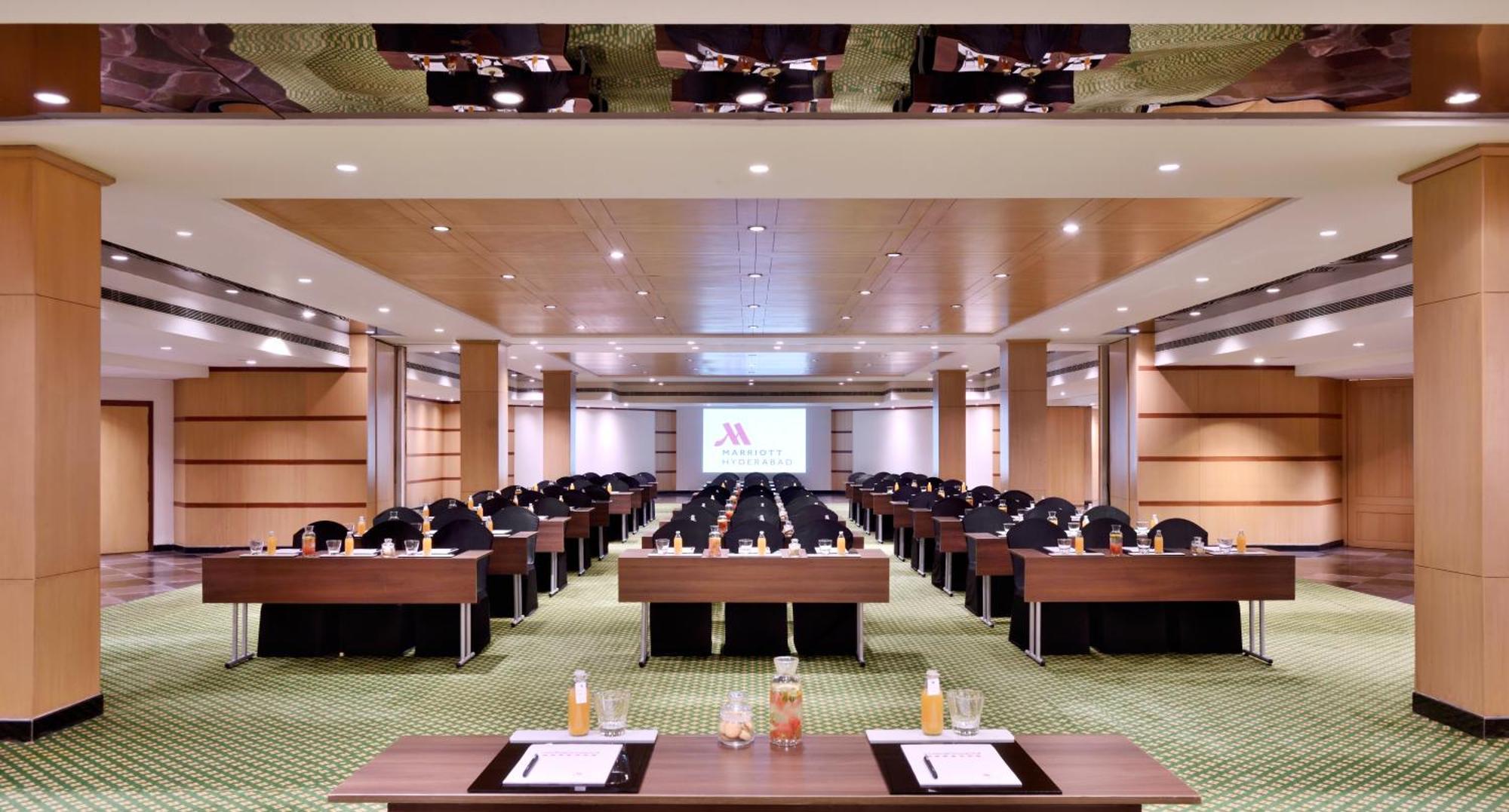 Marriott & Convention Centre Hotel 5*